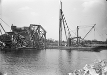 152638 Gezicht op de vernielde spoorbrug te Buggenum.